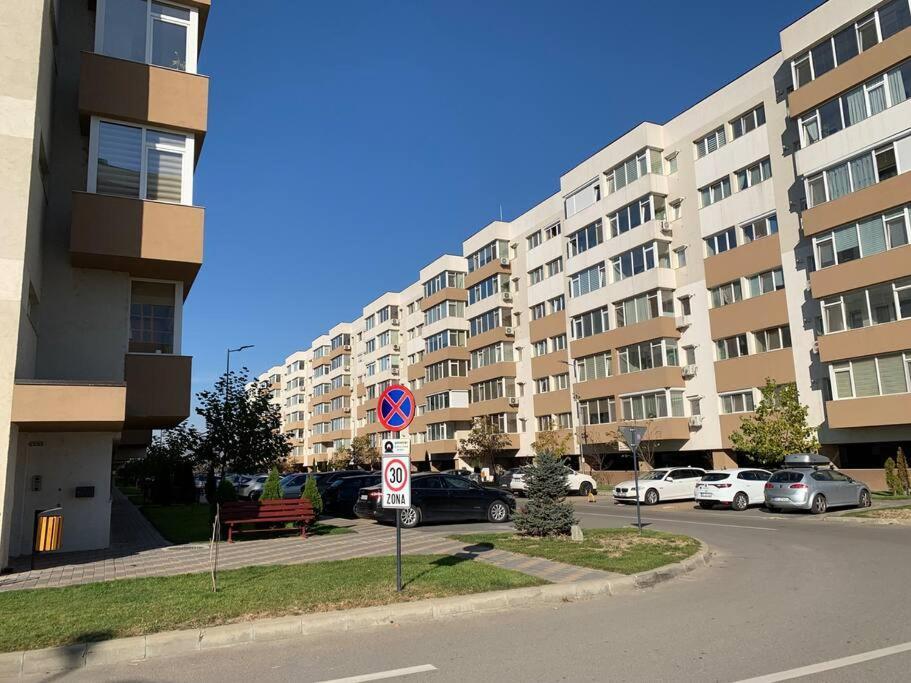Lovely Bacau 1 Bedroom Apartment Buitenkant foto