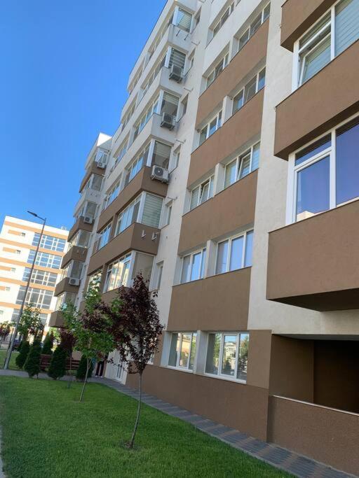 Lovely Bacau 1 Bedroom Apartment Buitenkant foto