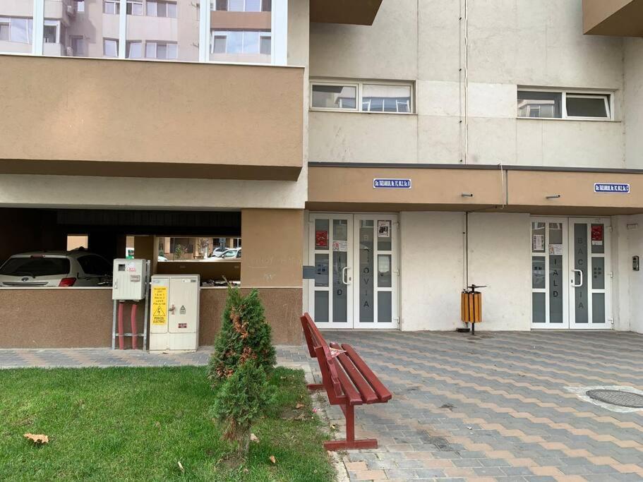 Lovely Bacau 1 Bedroom Apartment Buitenkant foto